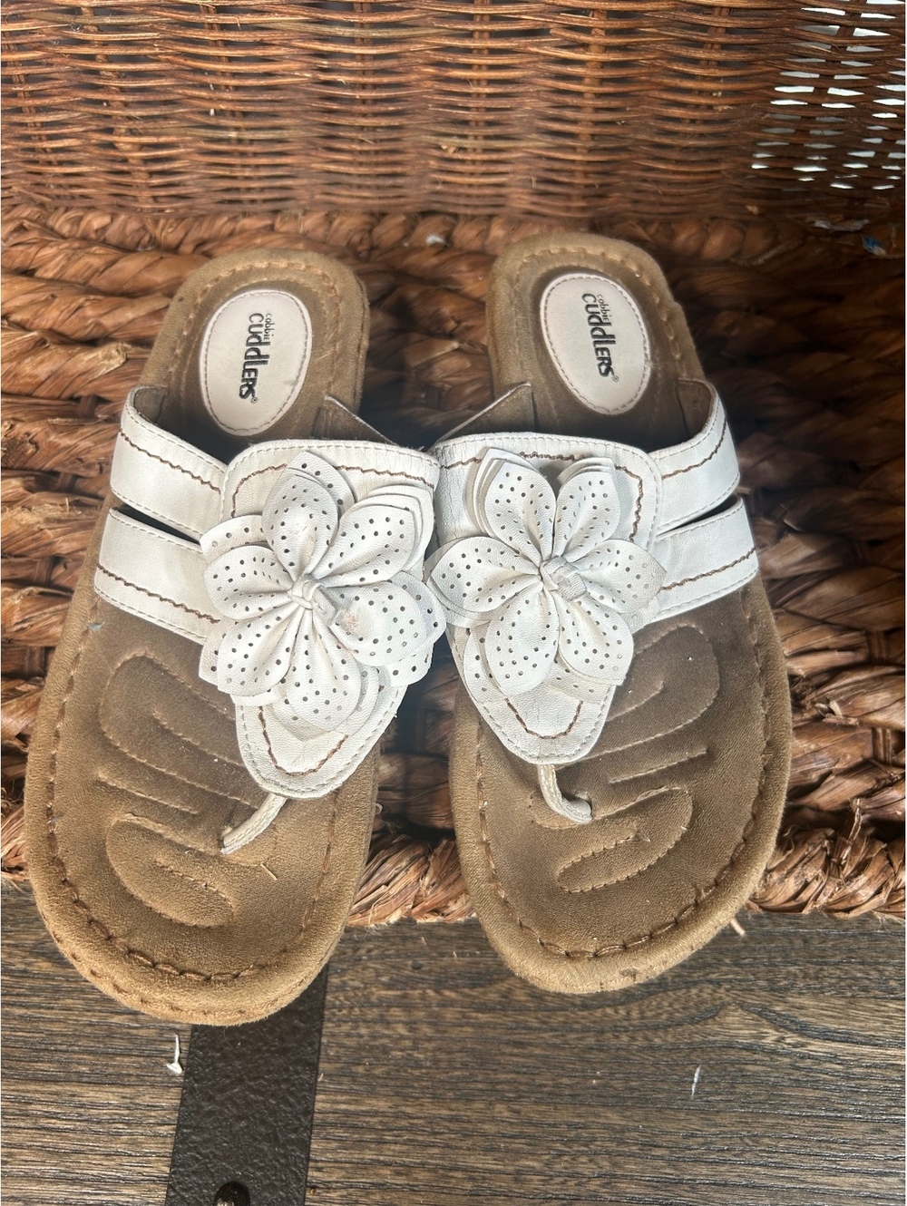 Cuddlers white floral slide sandals